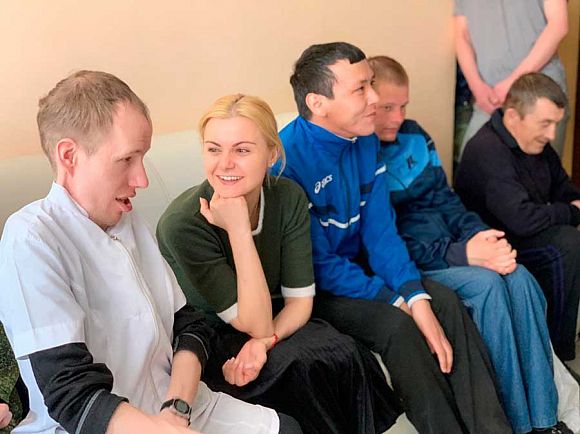 Имена Продакшн: Диана Тевосова, вместе с Владыко Иринеем, Епископом Орским и Гайским посетили дом престарелых