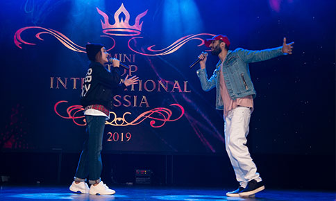 Ника Ляпичева  вместе с soul исполнителем Music Hayk на церемонии "SMG Awards kids 2019"