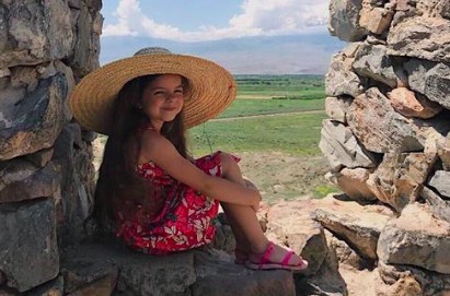 НАША ВОСПИТАННИЦА ​"​ИМЕНА ПРОДАКШН​"​ АДРИАНА АМБАРЦУМЯН ОТДЫХАЕТ СЕЙЧАС В АРМЕНИИ И ЗНАКОМИТСЯ С ИСТОРИЧЕСКИМИ ХРАМАМИ ЭТОЙ ДРЕВНЕЙ СТРАНЫ.