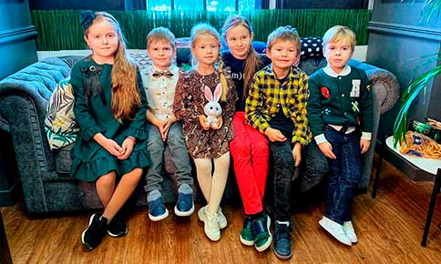 Весенний выпуске рубрики "Взгляд Снизу". Мальчишки подготовили свои поздравления для девочек в честь международного женского дня.