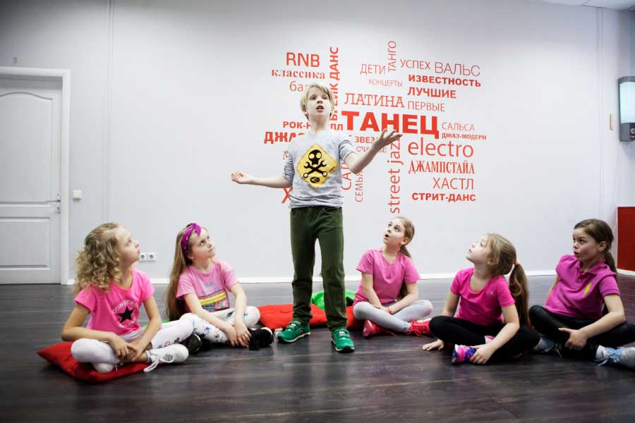Выступление мальчика перед группой на занятии в детской театральной студии