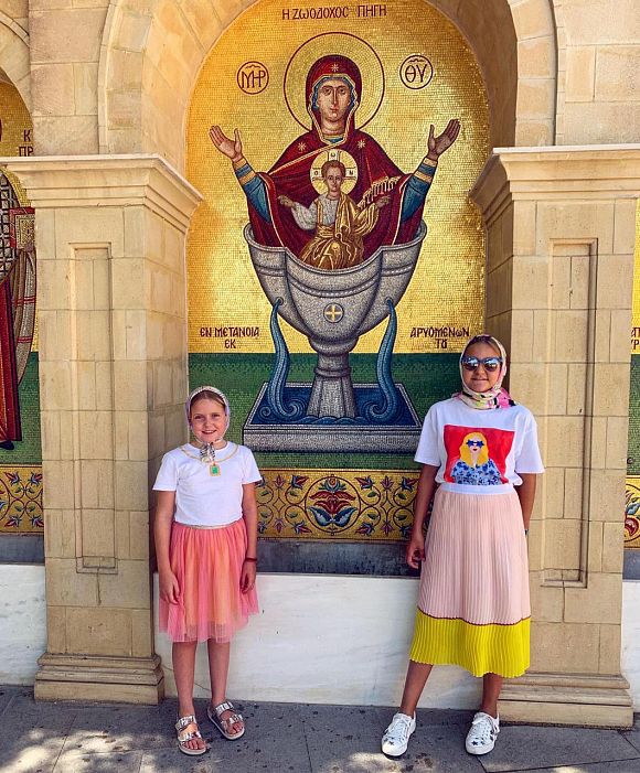 Имена Продакшн: Воспитанницы "Имена Продакшн" Ника и Лаура Ляпичевы отдыхают сейчас на Кипре