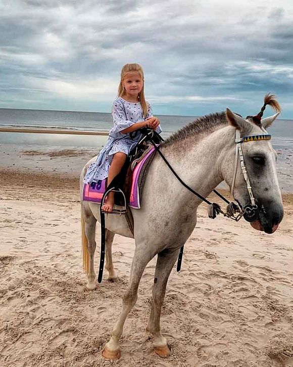 Имена Продакшн: Алёна Яковлева проводит свои каникулы на пустынном пляже Хуахина